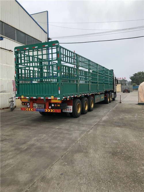 倉(cāng)欄式半掛車(chē)